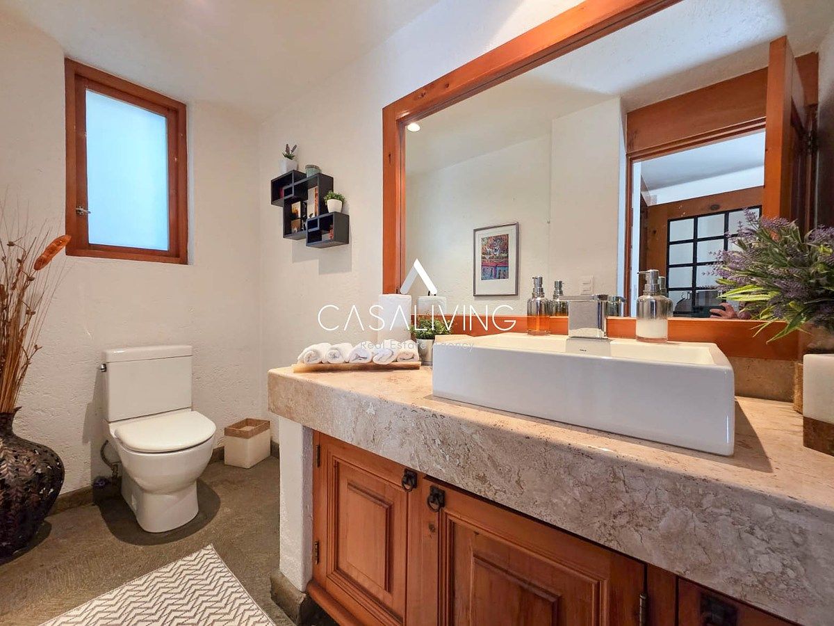 25 de 25: Medio baño de visitas