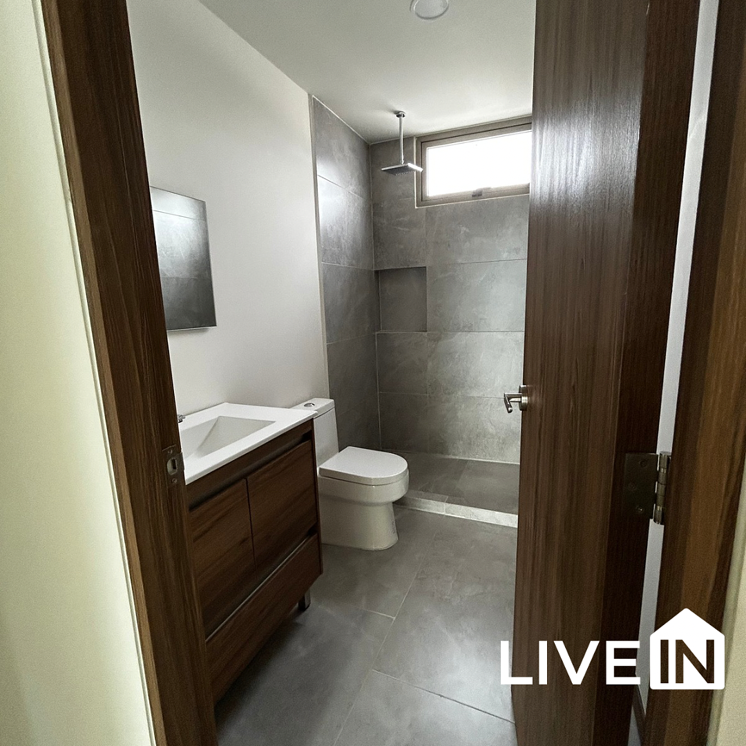 23 de 25: Baño compartido con área social y recámara secundaria