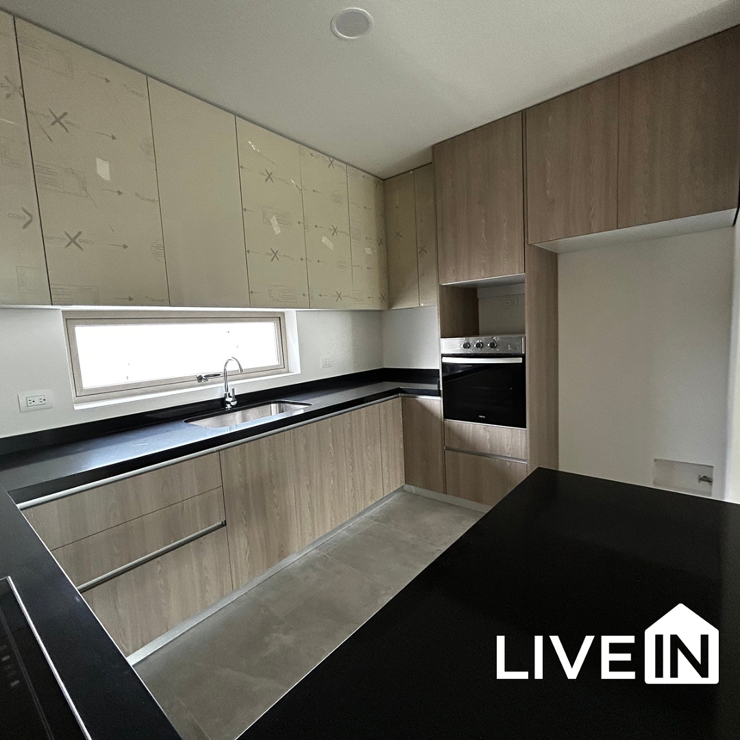 16 de 25: Cocina equipada con horno, parrilla y campana marca TEKA