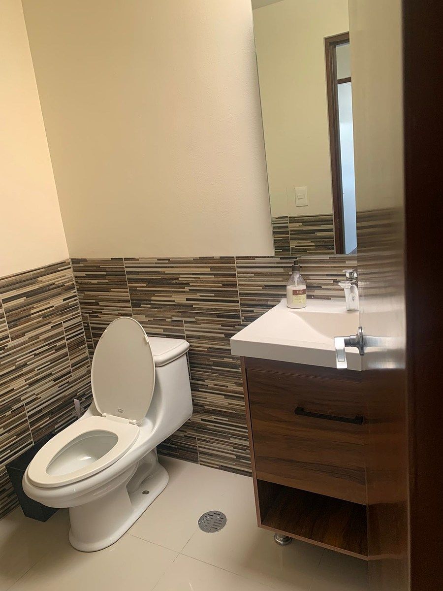 18 de 22: Medio Baño Pasillo y Sala TV