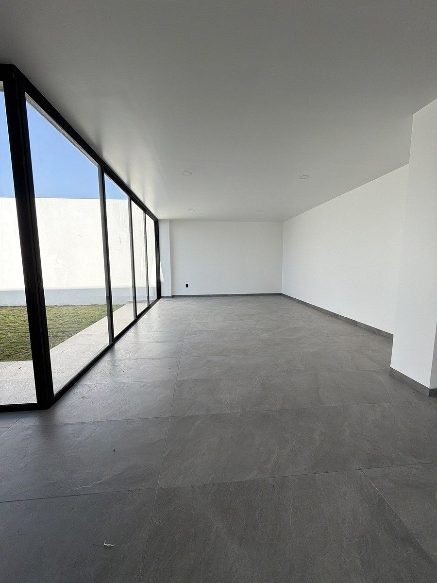 4 of 15: Estancia Comedor Vista al jardín.