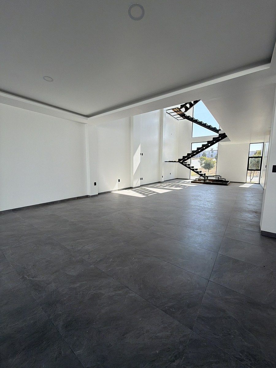 5 of 15: Entrada con amplitud para Sala