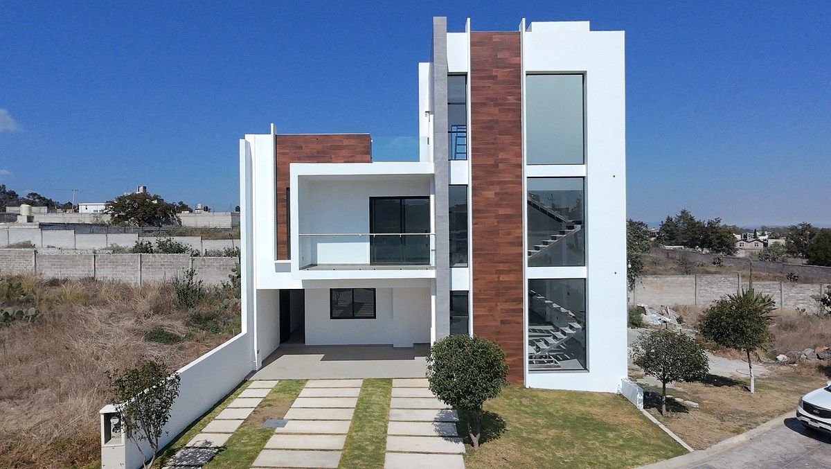 1 of 15: Espacio para 4 autos. Fabulosos ventanales de techo a piso.