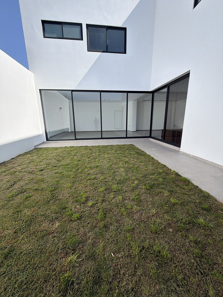 6 of 15: Jardín amplio