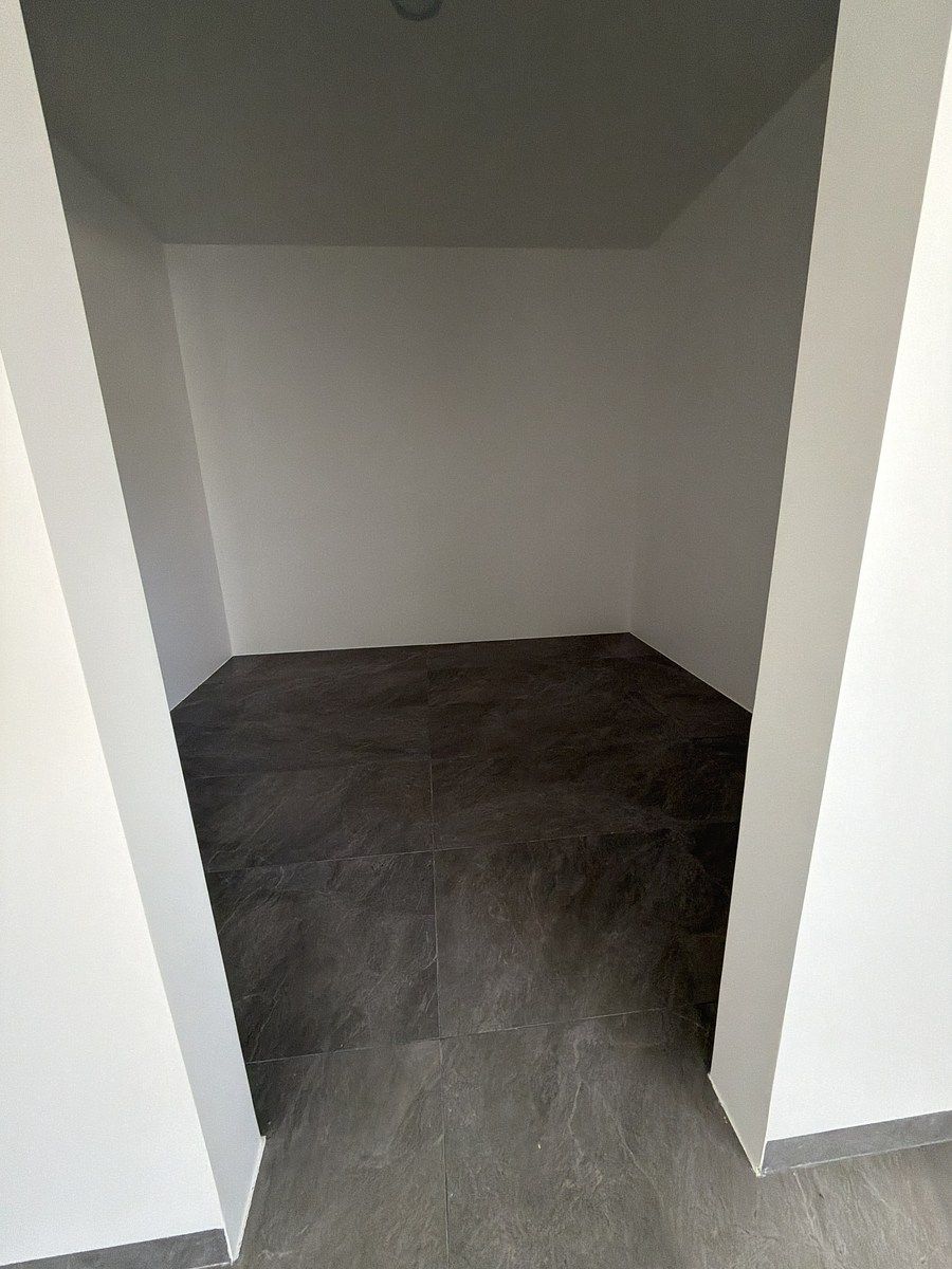 15 of 15: Walking Closet