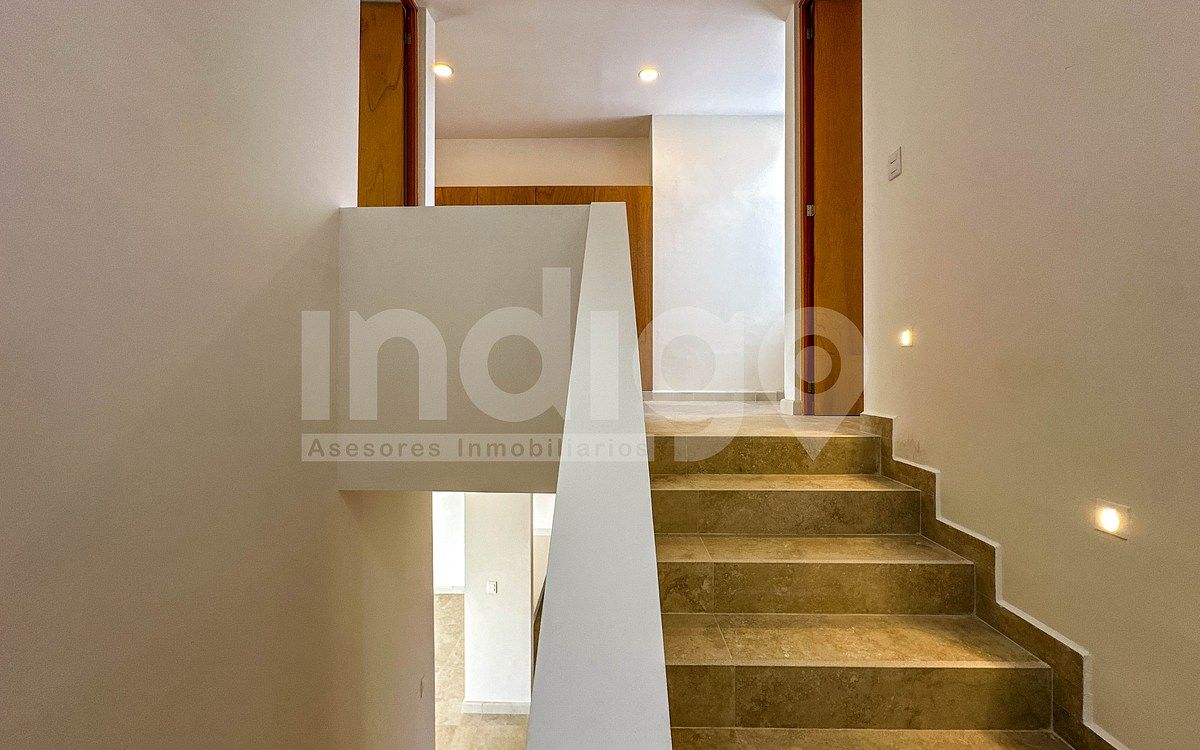 23 de 50: Escalera Planta Alta