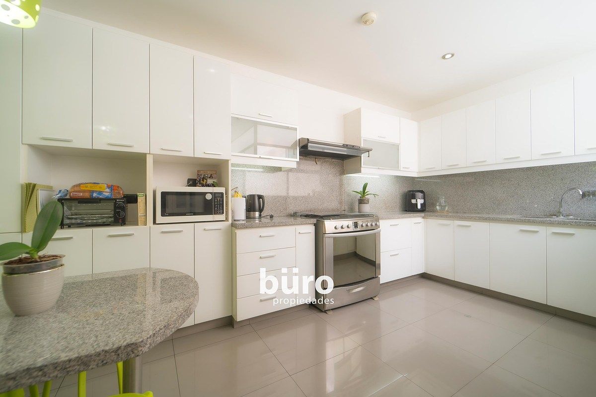 5 de 25: Amplia cocina con comedor de diario