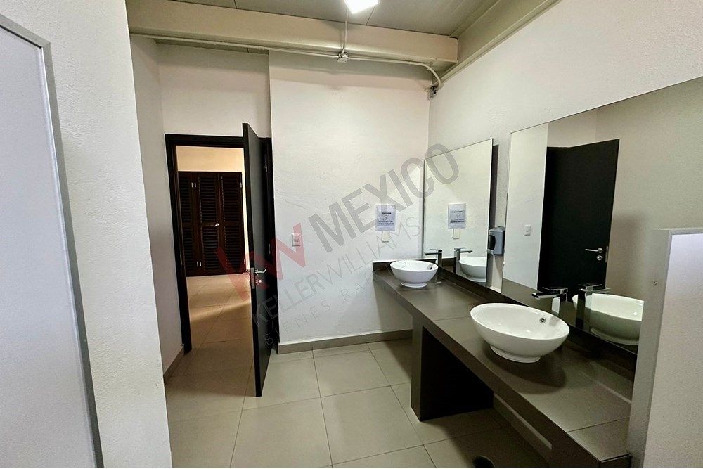 23 de 28: Baño áreas comunes