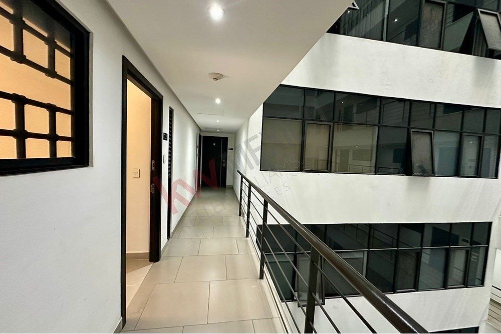 2 of 27: Pasillo que lleva al departamento