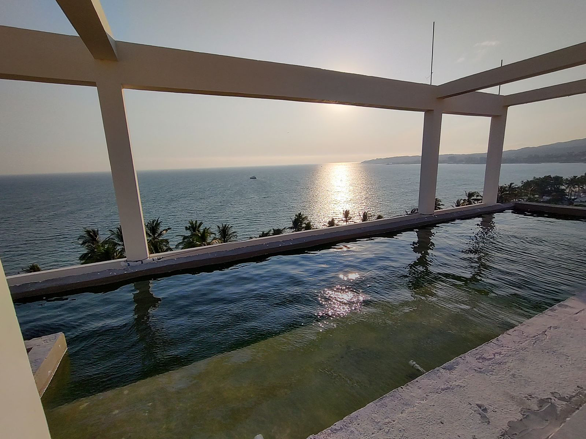 28 de 34: testing pool sealant before tiles installed