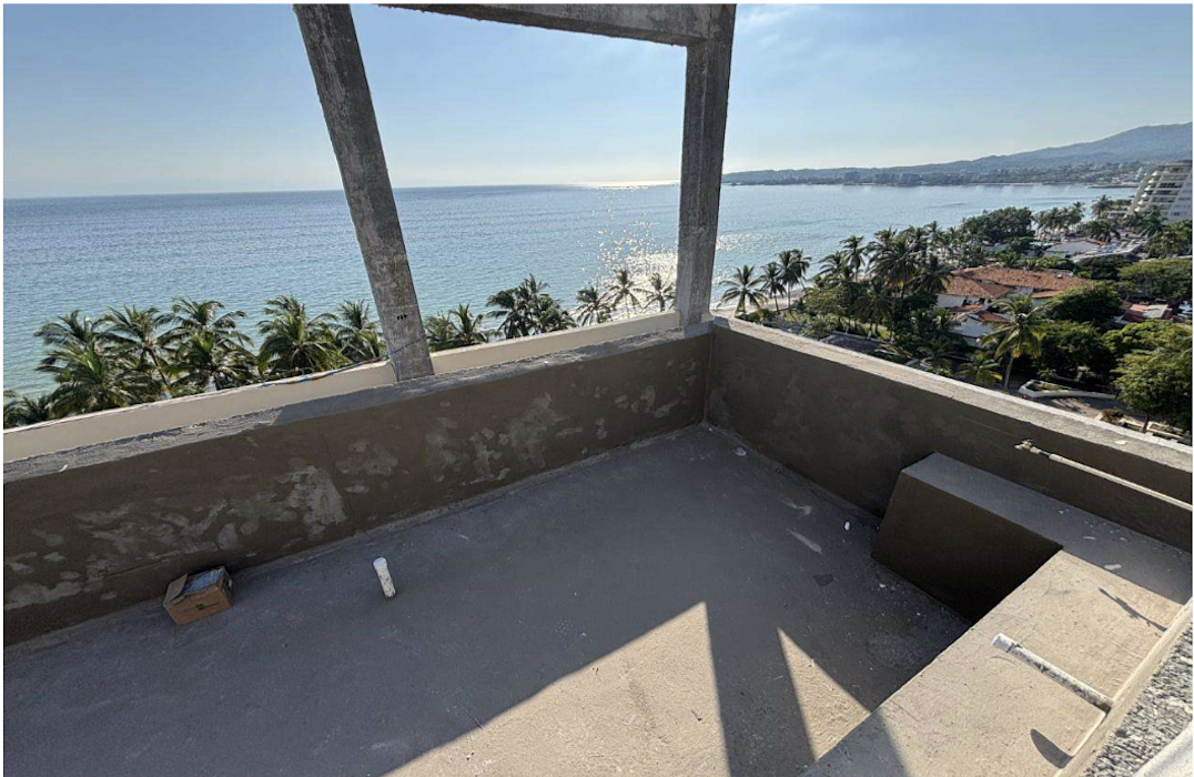 27 de 34: rooftop views and pool in progress