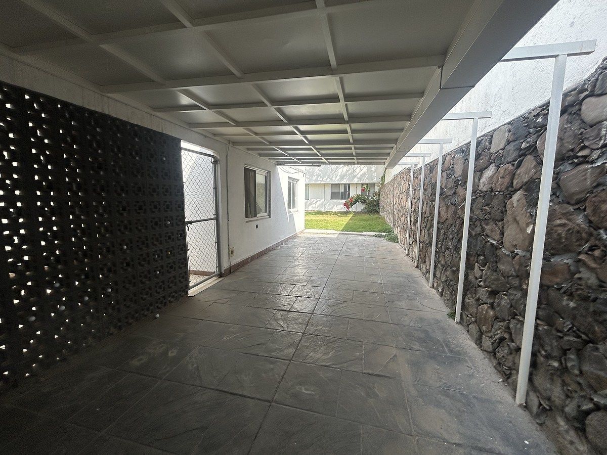 12 de 18: Estacionamiento lateral