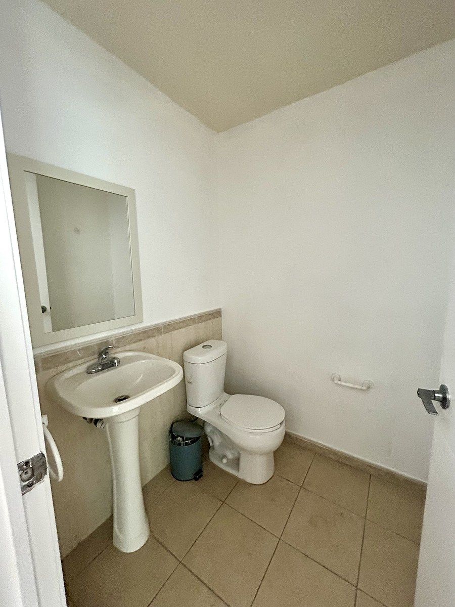 18 de 21: 1/2 baño visitas