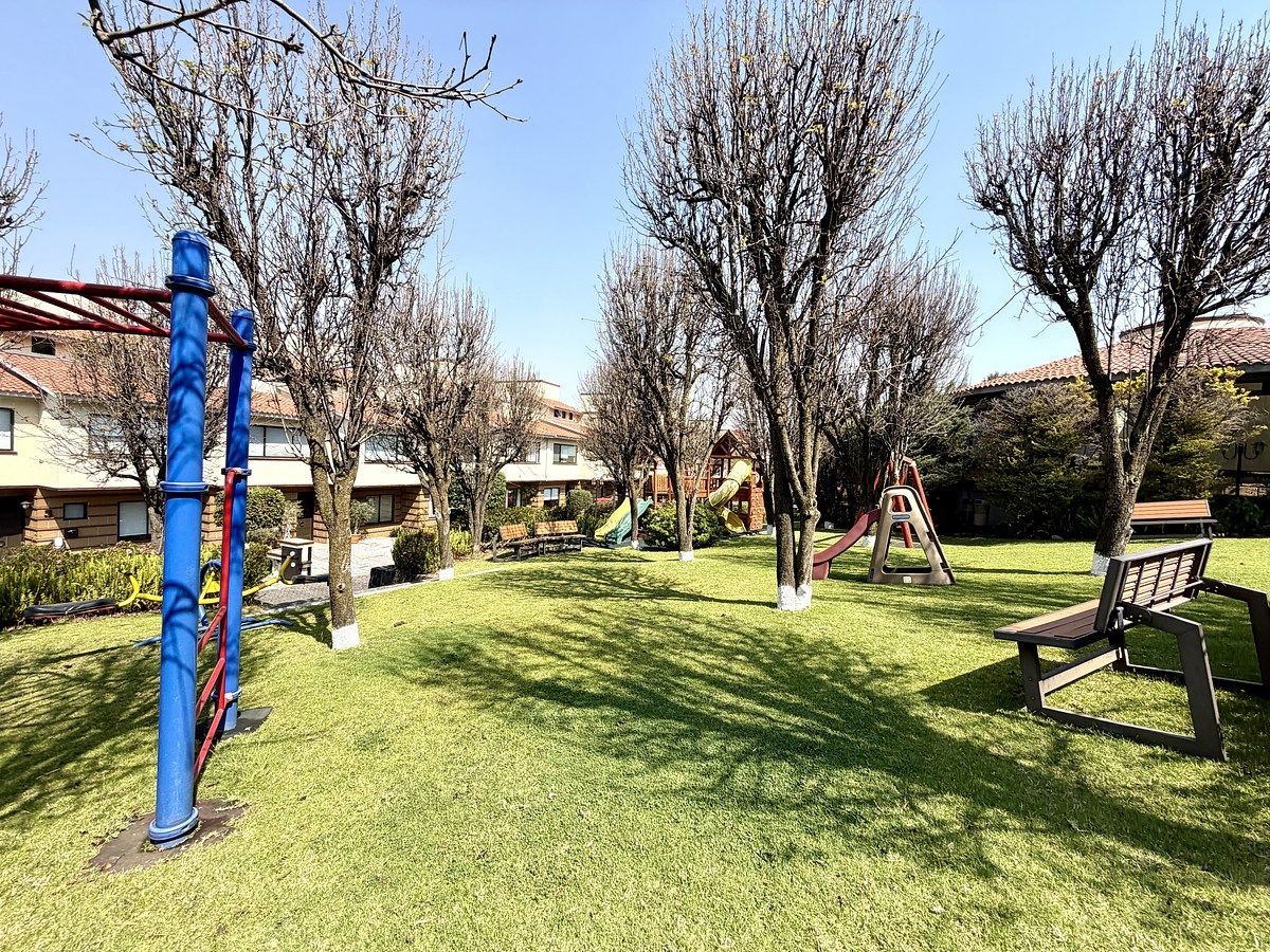 23 de 26: Jardín con juegos