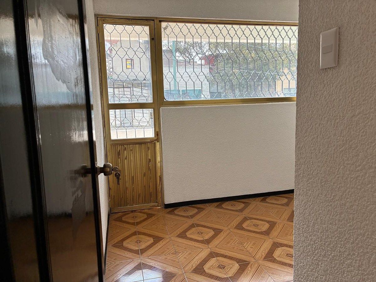 13 de 21: Recamara principal con balcón