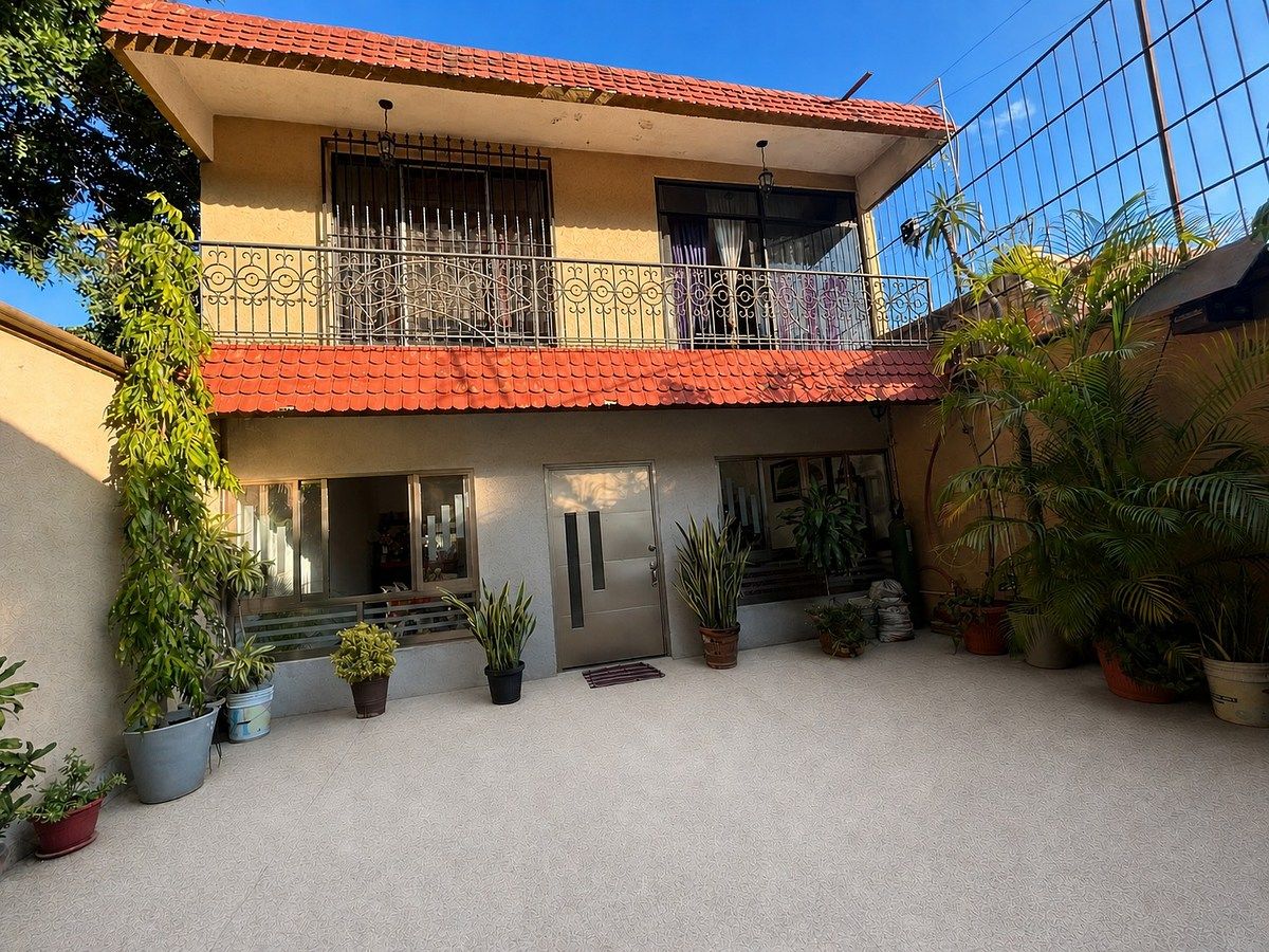 Residência Remodelada com Design Moderno, Jardim Interior e Excelente Localização, foto 1 de 32