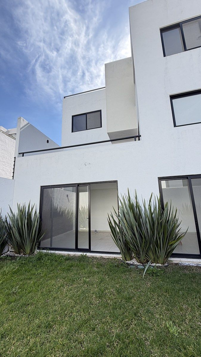 19 de 47: Fachada desde Jardín