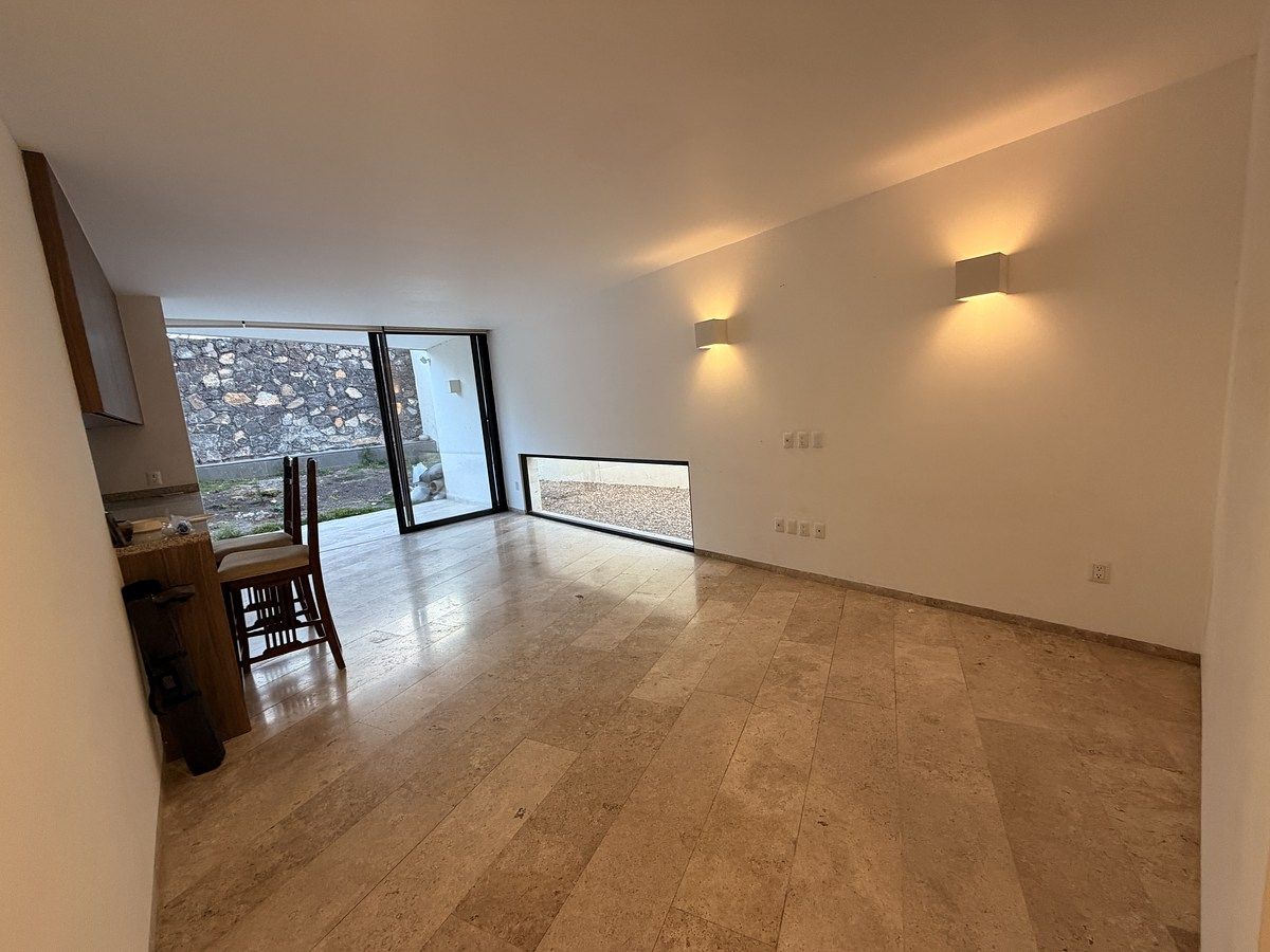 Venta departamento planta baja 3 recámaras zibata-con jardín-remate