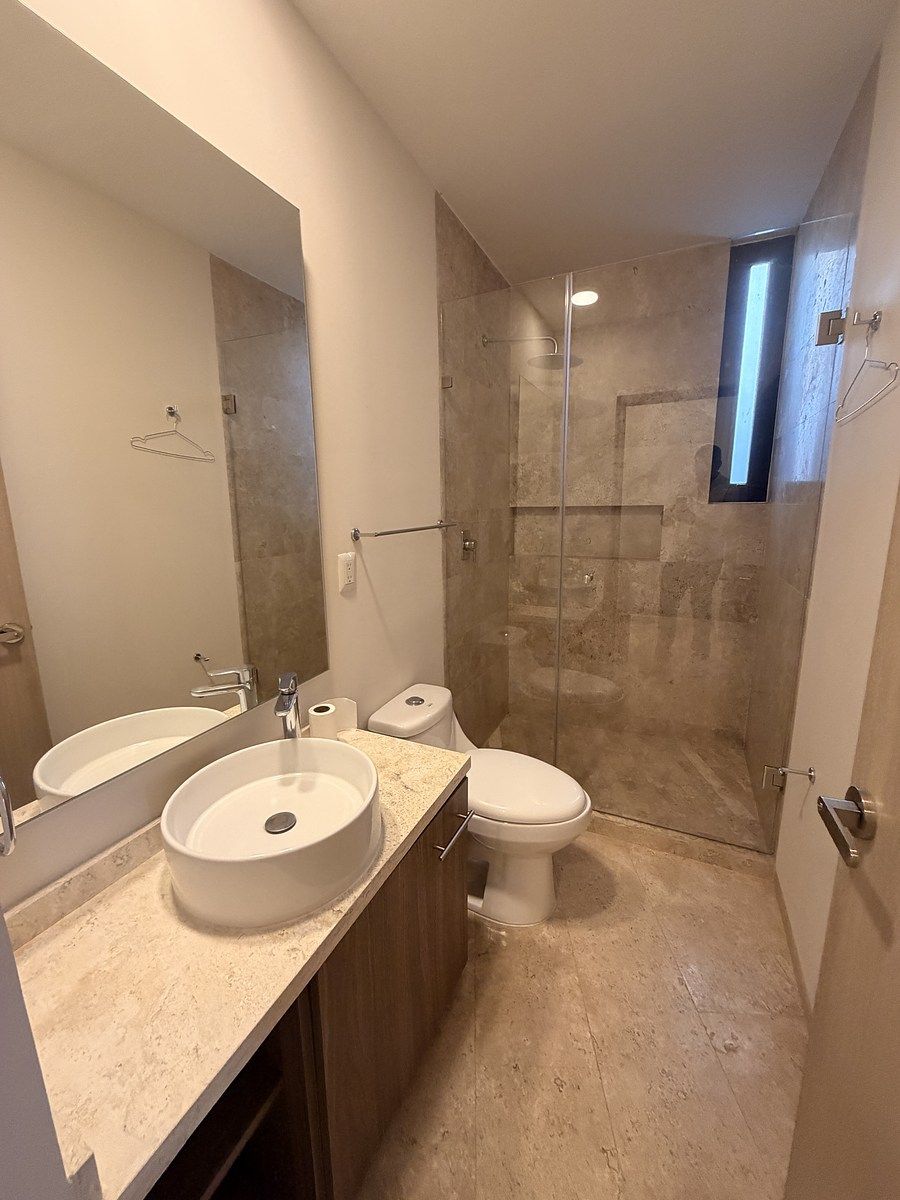 11 de 23: Baño completo recámaras secundarias