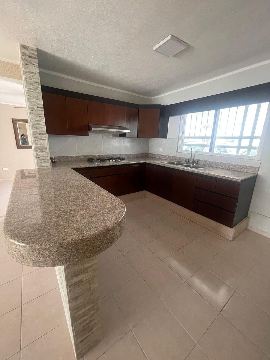 6 of 18: Cocina equipada