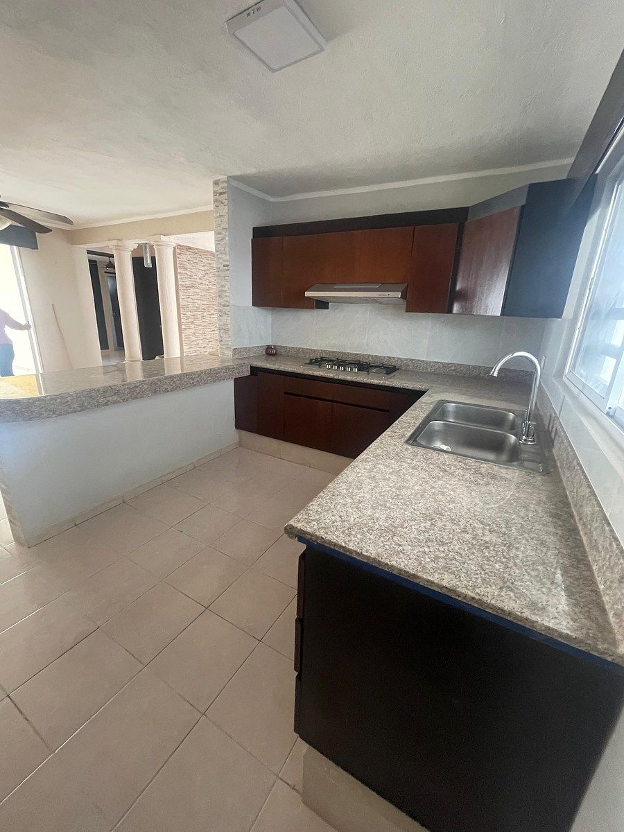 7 of 18: Cocina equipada