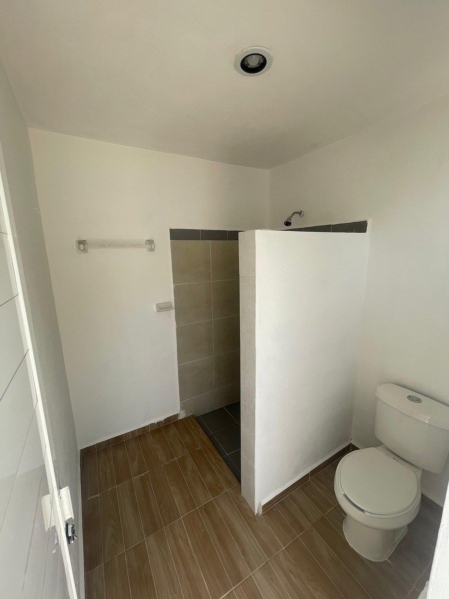 9 de 18: Baño exterior junto a piscina