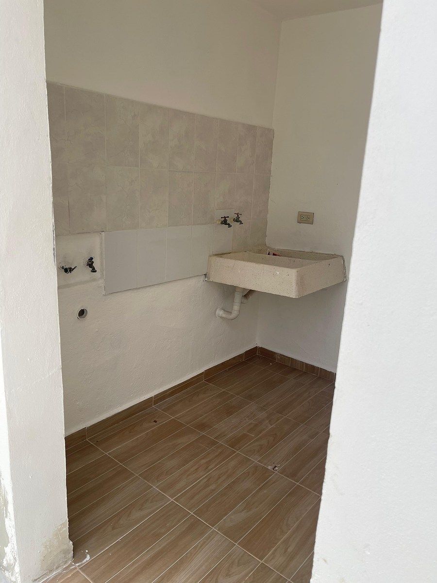 10 of 18: Cuarto de servicio en el exterior