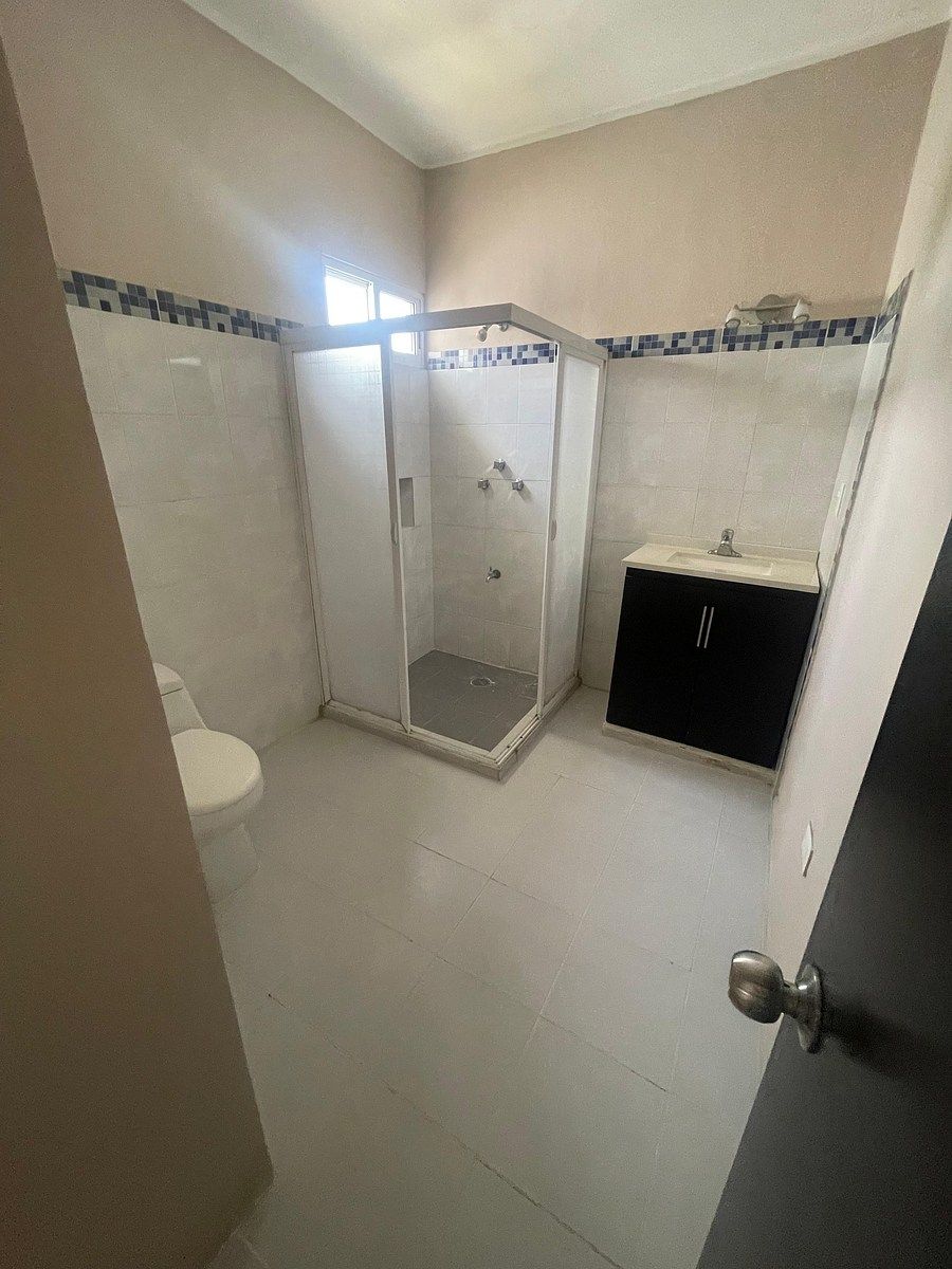 14 de 18: Baño completo recámara PA