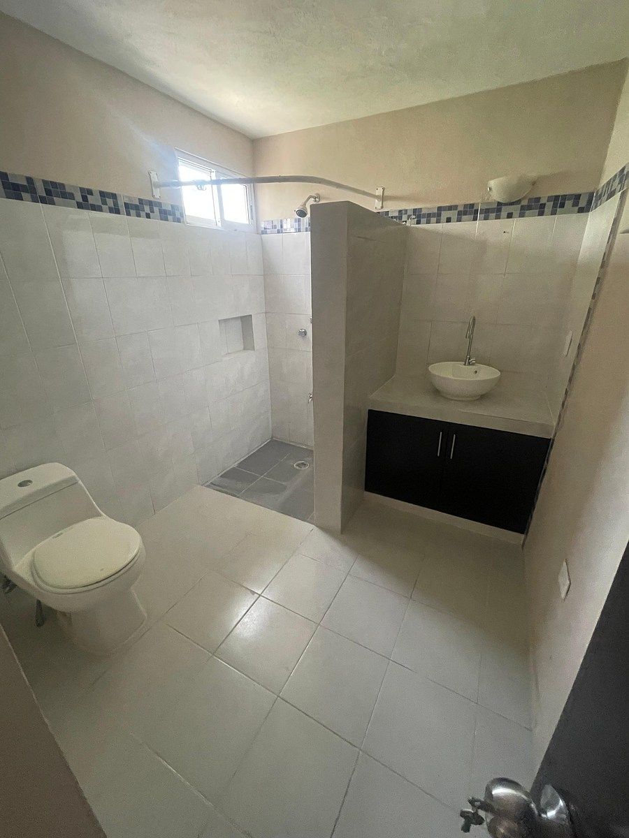 12 de 18: Baño completo recámara PB