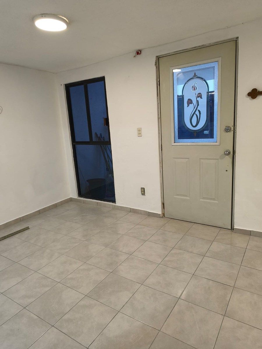 3 de 21: puerta principal