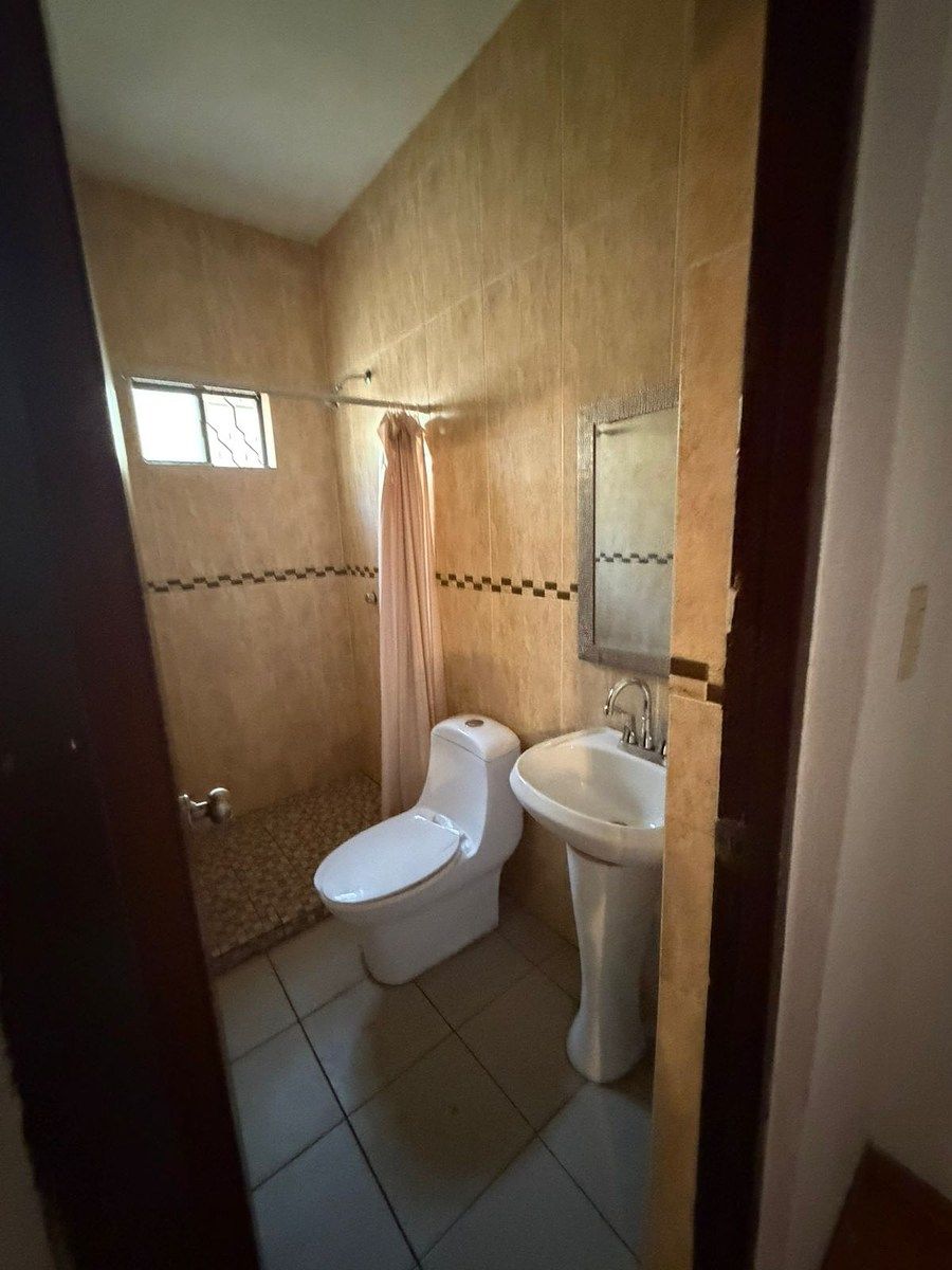 3 de 24: BAÑO PLANTA BAJA