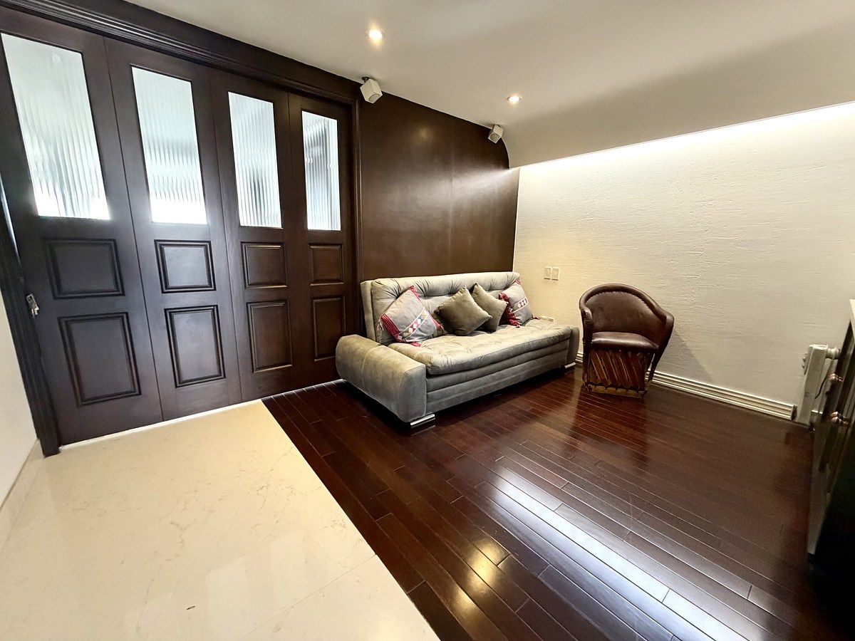 15 of 20: Sala de TV