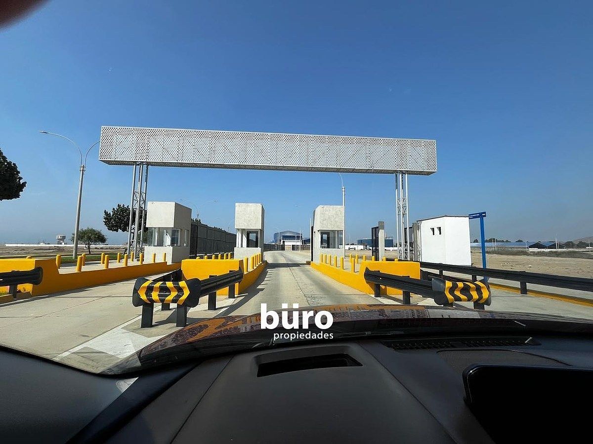 2 de 23: Pórtico de ingreso