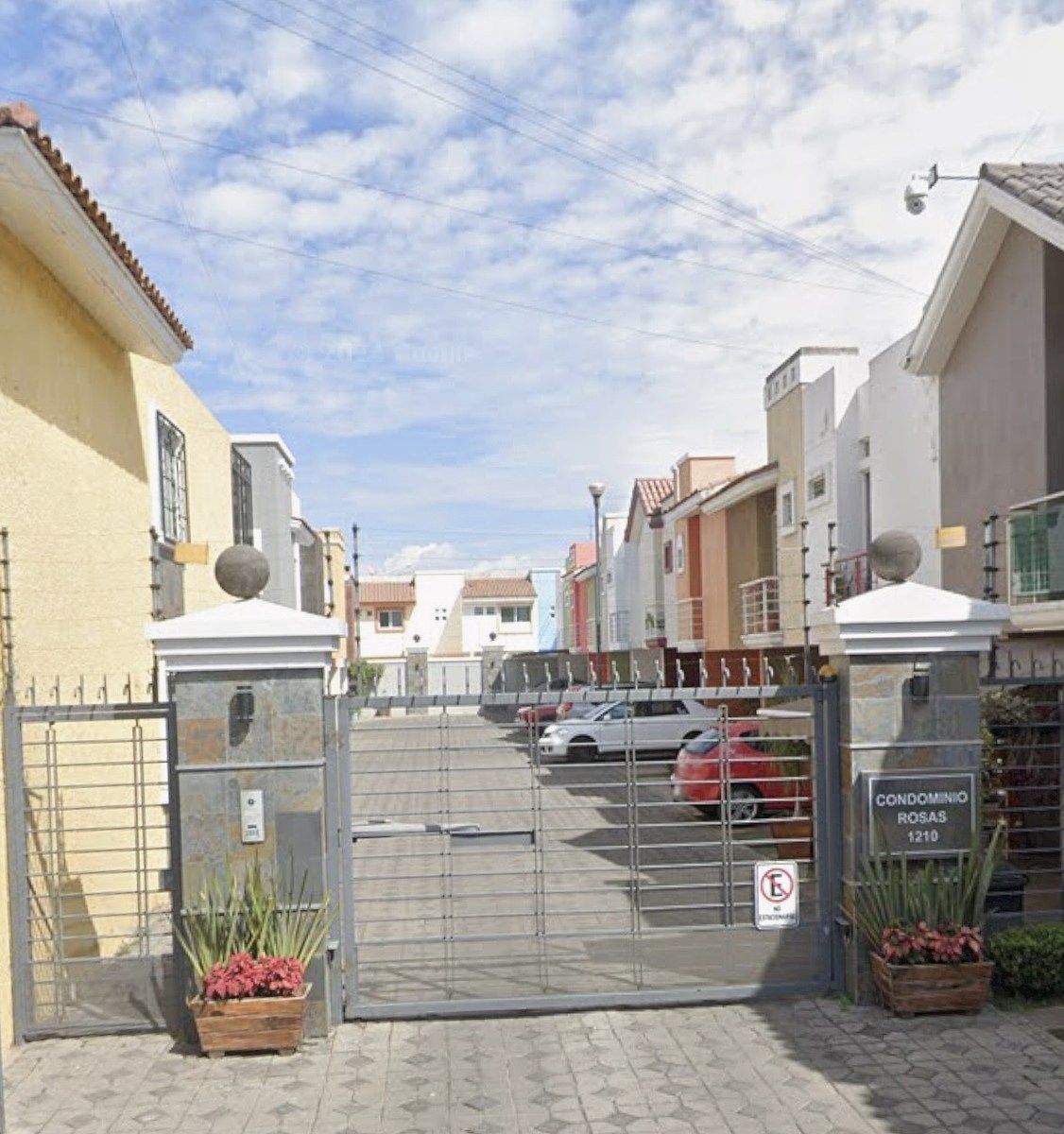 2 de 17: Ingreso al condominio