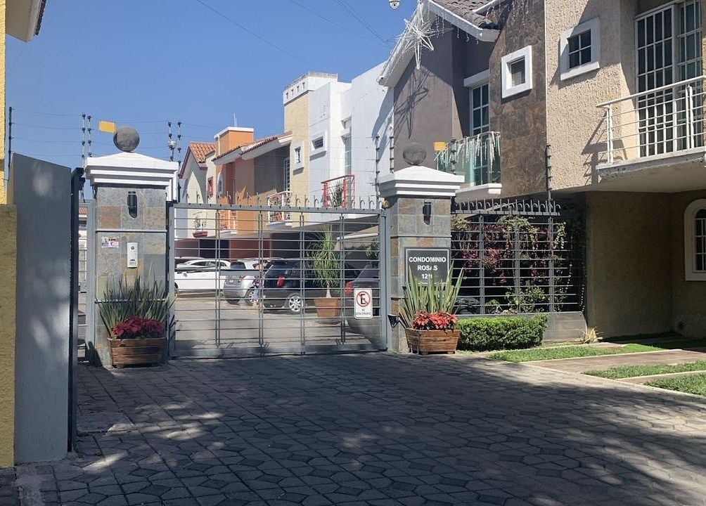 2 of 16: Ingreso al condominio