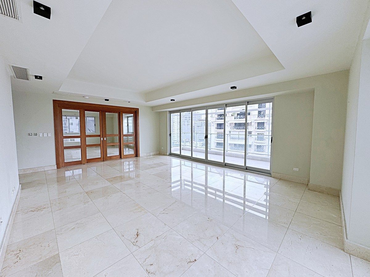 2 de 16: Sala con vista al estudio y balcón