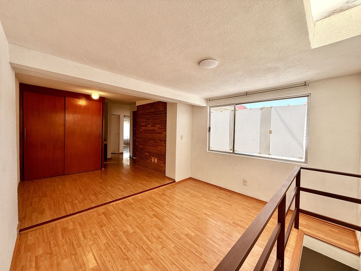 18 de 28: sala de TV y estudio