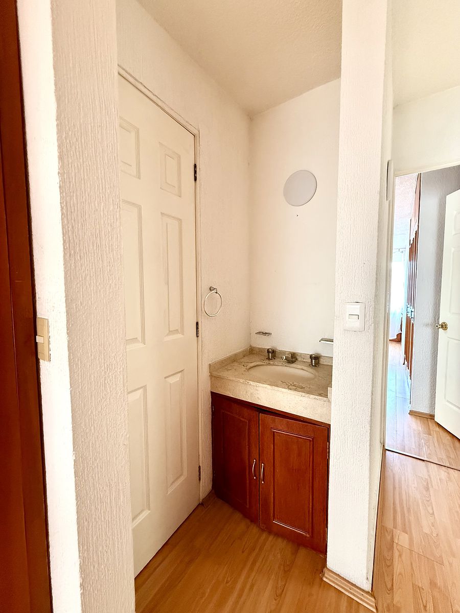 21 de 28: baño compartido habitaciones secundarias