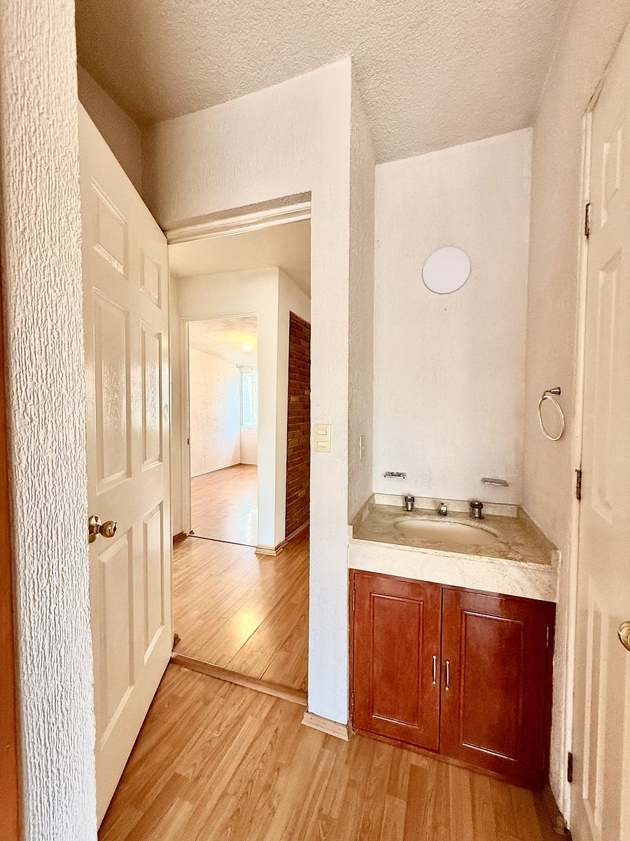 13 de 28: lavabo recámara principal y puerta lado derecho baño complet