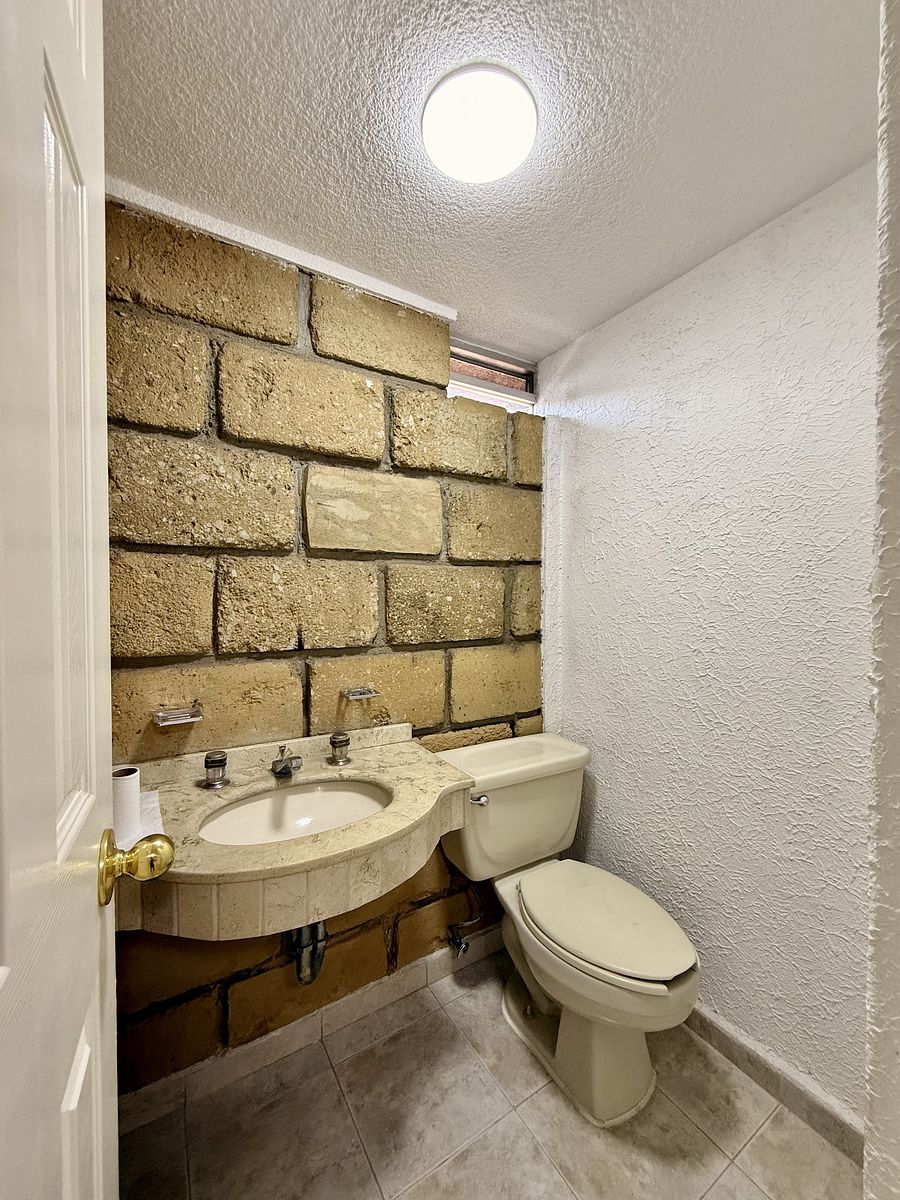 23 de 28: baño visitas