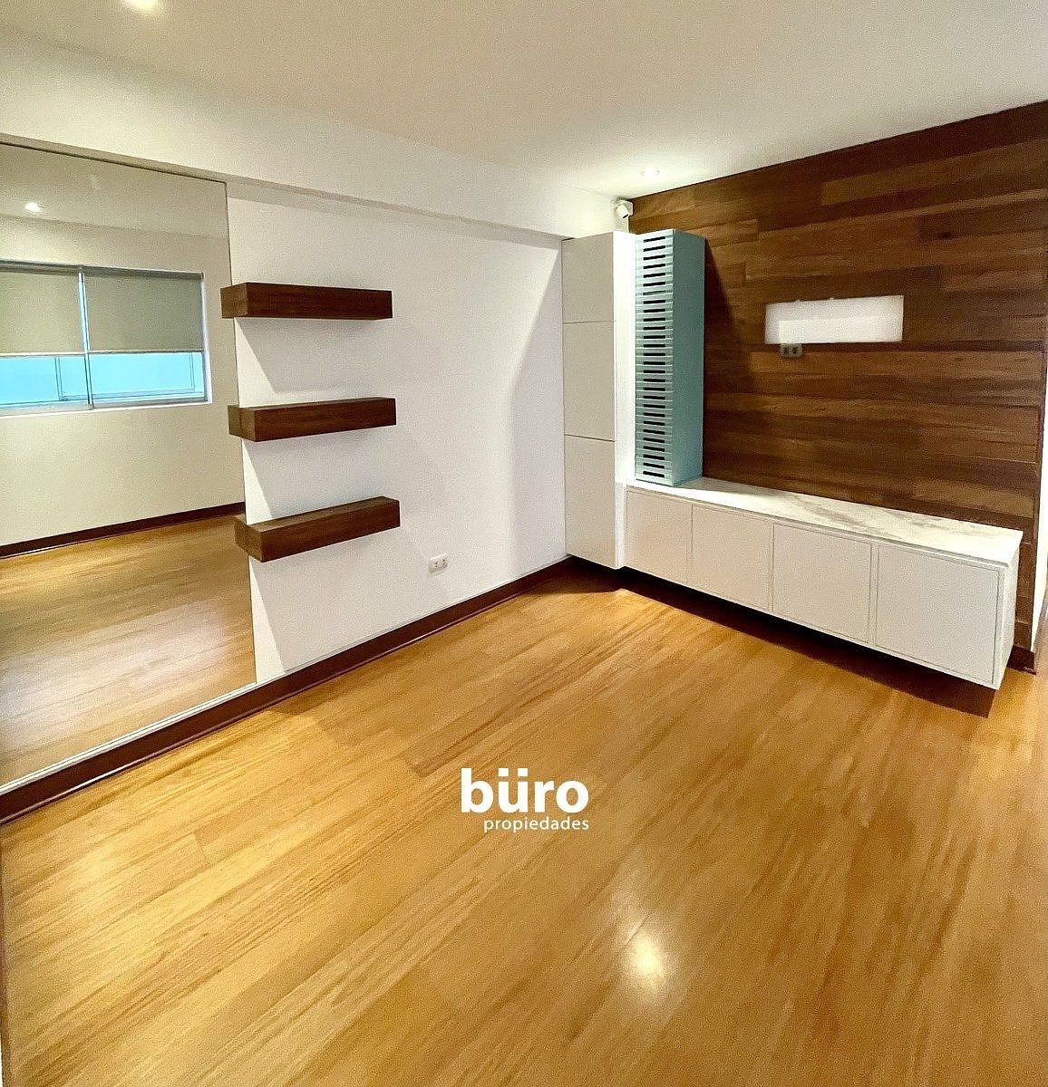 1 de 13: Family room con muebles empotrados