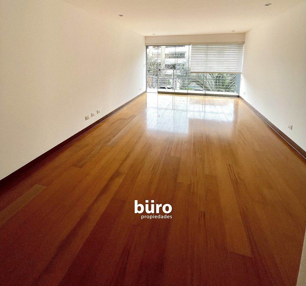 2 de 13: Sala Comedor con salida a balcón y hermosa vista al parque