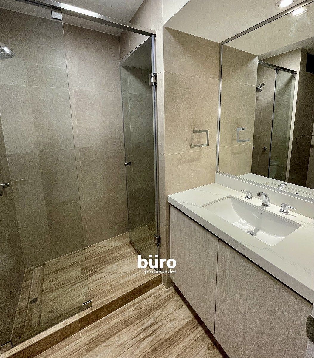 10 de 13: Baño Dormitorios secundarios recién Remodelado