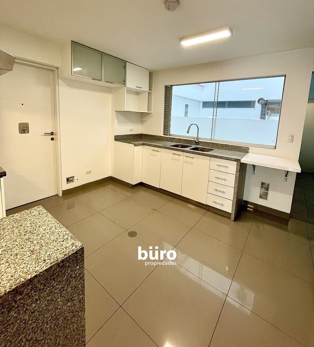 8 de 14: Cocina con doble lavatorio
