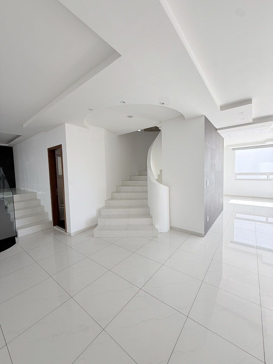 5 de 41: Escalera a planta alta