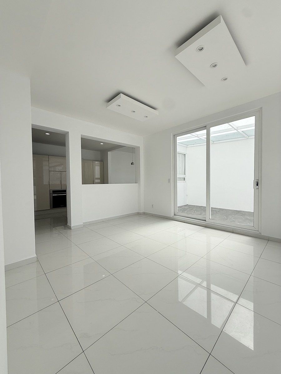 18 de 41: Entrada a cocina y acceso a terraza