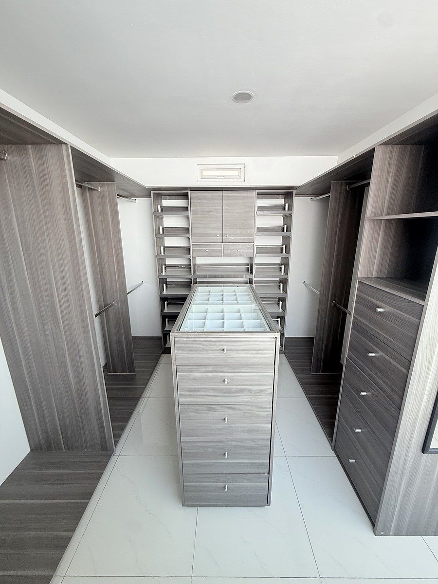 24 de 41: Recámara principal, vestidor