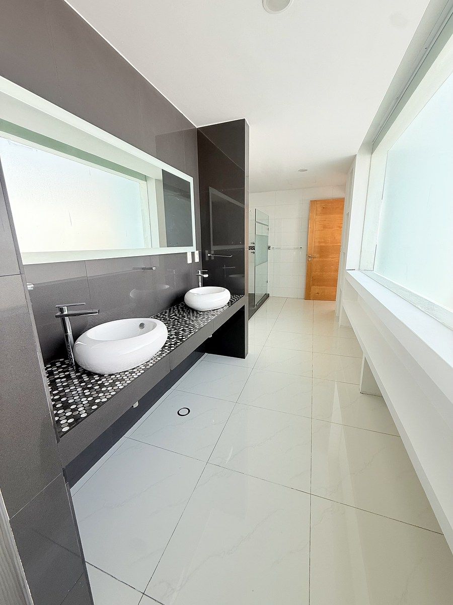 25 de 41: Recámara principal, baño