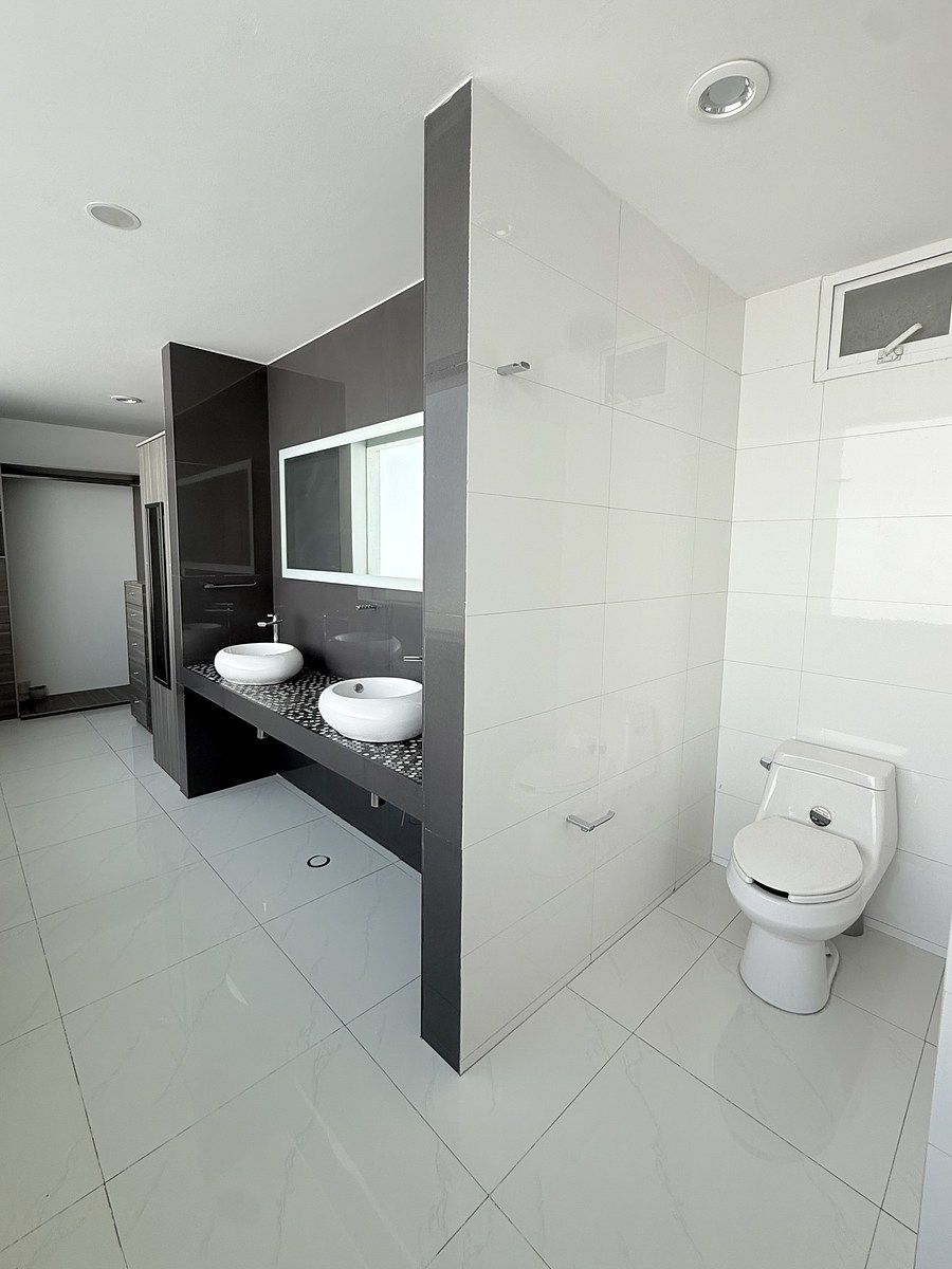 26 de 41: Recámara principal, baño