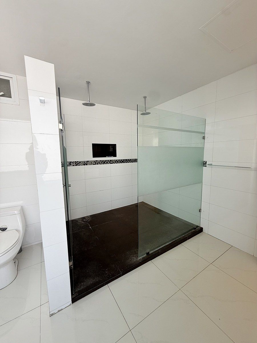 28 de 41: Recámara principal, baño